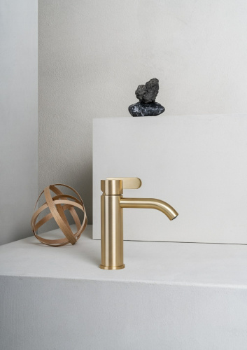 Swing Sink lever faucet, upright | 140 | brushed brass / Ottone naturale